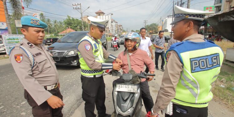 Polres Serdang Bedagai Bagikan Bendera Merah Putih ke Pengguna Jalan