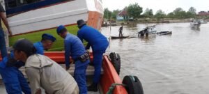 Satpolairud Polres Aceh Barat Evakuasi Boat Nelayan yang Karam di Muara Krueng Cangkoi