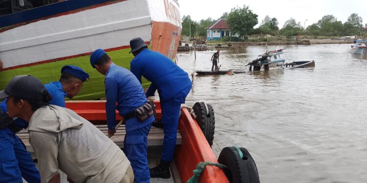 Satpolairud Polres Aceh Barat Evakuasi Boat Nelayan yang Karam di Muara Krueng Cangkoi