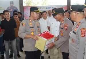 Kapolres Berikan 100 Bendera Merah Putih Seluruh Polsek Untuk Masyarakat 