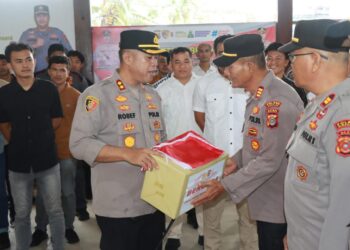 Kapolres Berikan 100 Bendera Merah Putih Seluruh Polsek Untuk Masyarakat 