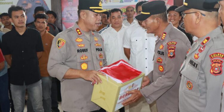 Kapolres Berikan 100 Bendera Merah Putih Seluruh Polsek Untuk Masyarakat