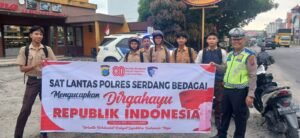 Sat Lantas Polres Serdang Bedagai Bagikan Bendera di HUT RI ke-80