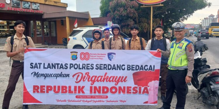 Sat Lantas Polres Serdang Bedagai Bagikan Bendera di HUT RI ke-80