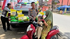 Masyarakat Menyambut Bahagia Pasar Murah Yang Digelar Polres Palas Bersama Bulog