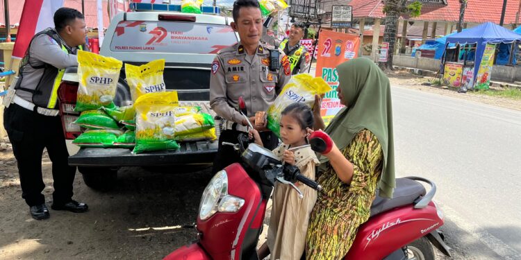 Masyarakat Menyambut Bahagia Pasar Murah Yang Digelar Polres Palas Bersama Bulog