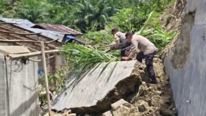 Polres Simalungun Sigap Tangani Tanah Longsor, Evakuasi 3 Rumah Warga Terdampak