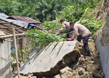 Polres Simalungun Sigap Tangani Tanah Longsor, Evakuasi 3 Rumah Warga Terdampak