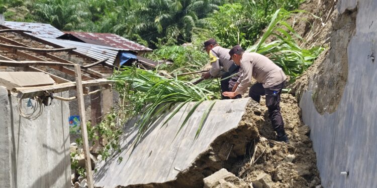 Polres Simalungun Sigap Tangani Tanah Longsor, Evakuasi 3 Rumah Warga Terdampak