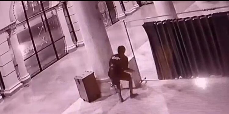 Uang 20 Juta Raib, Maling Bongkar Kota Amal Masjid Terekam CCTV Masjid