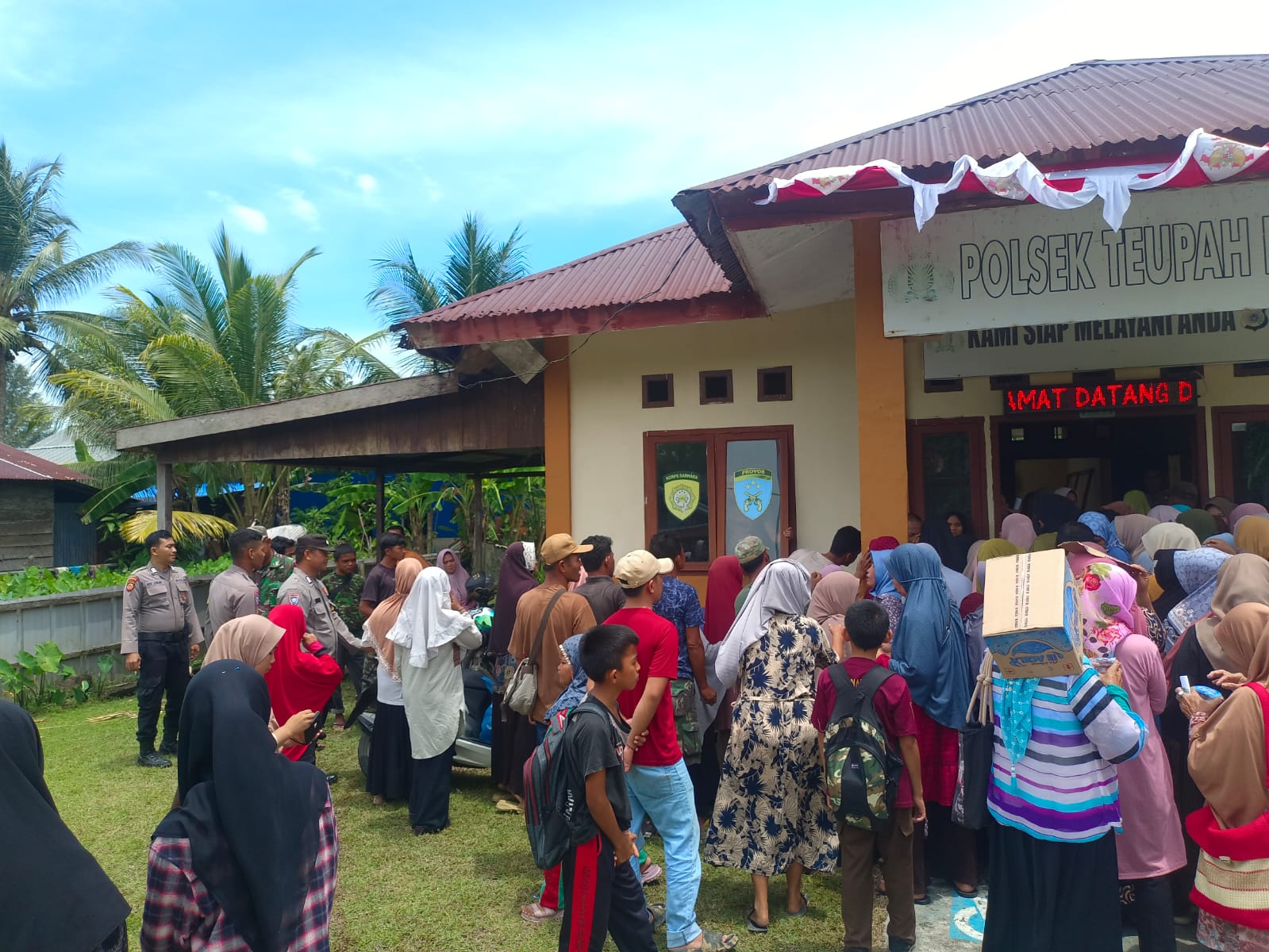 IMG-20250816-WA0039 Gerakan Pasar Murah Polri: Polsek Teupah Barat Sediakan Puluhan Sak Beras Murah Bagi Masyarakat 