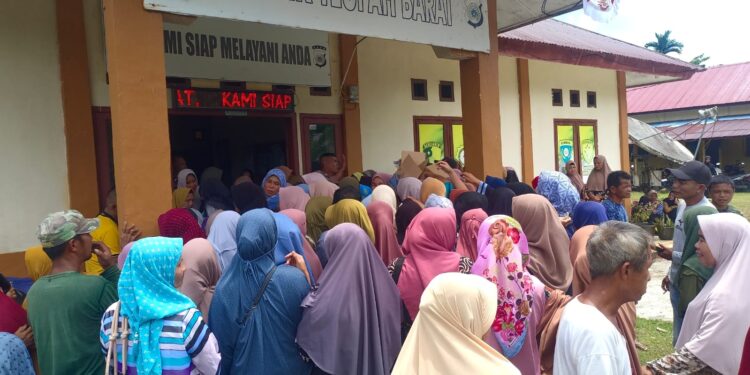 Gerakan Pasar Murah Polri: Polsek Teupah Barat Sediakan Puluhan Sak Beras Murah Bagi Masyarakat 