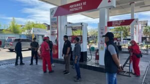 Polres Aceh Barat Bersama TNI dan Polisi Militer Tertibkan Antrian BBM Subsidi di SPBU