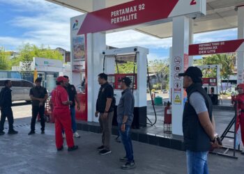 Polres Aceh Barat Bersama TNI dan Polisi Militer Tertibkan Antrian BBM Subsidi di SPBU