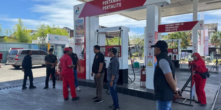 Polres Aceh Barat Bersama TNI dan Polisi Militer Tertibkan Antrian BBM Subsidi di SPBU