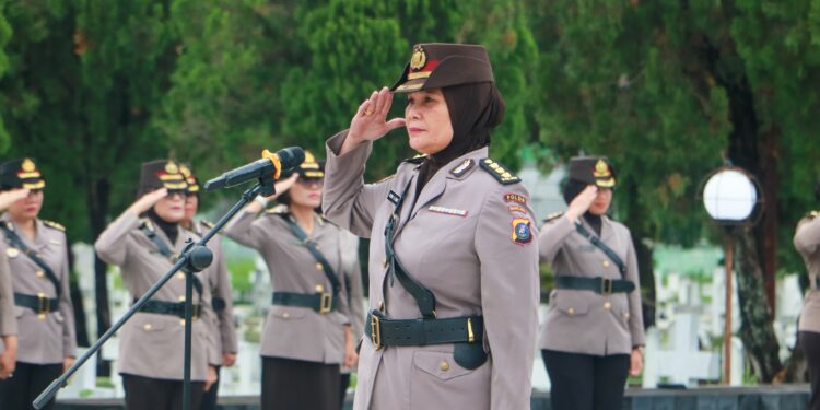 Polwan Polda Sumut Gelar Ziarah ke Taman Makam Pahlawan dalam Rangka Hari Jadi ke-77