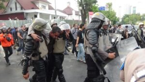 Gas Air Mata Diduga Salah Sasaran, Sejumlah Anggota Brimob di Medan Tumbang Saat Amankan Demo