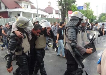 Gas Air Mata Diduga Salah Sasaran, Sejumlah Anggota Brimob di Medan Tumbang Saat Amankan Demo