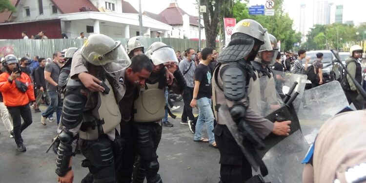 Gas Air Mata Diduga Salah Sasaran, Sejumlah Anggota Brimob di Medan Tumbang Saat Amankan Demo