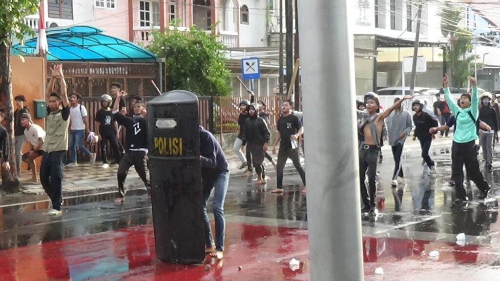 IMG-20250829-WA0239-1024x576 Kejam, Polisi Diduga Aniaya Massa Aksi Demo di Medan