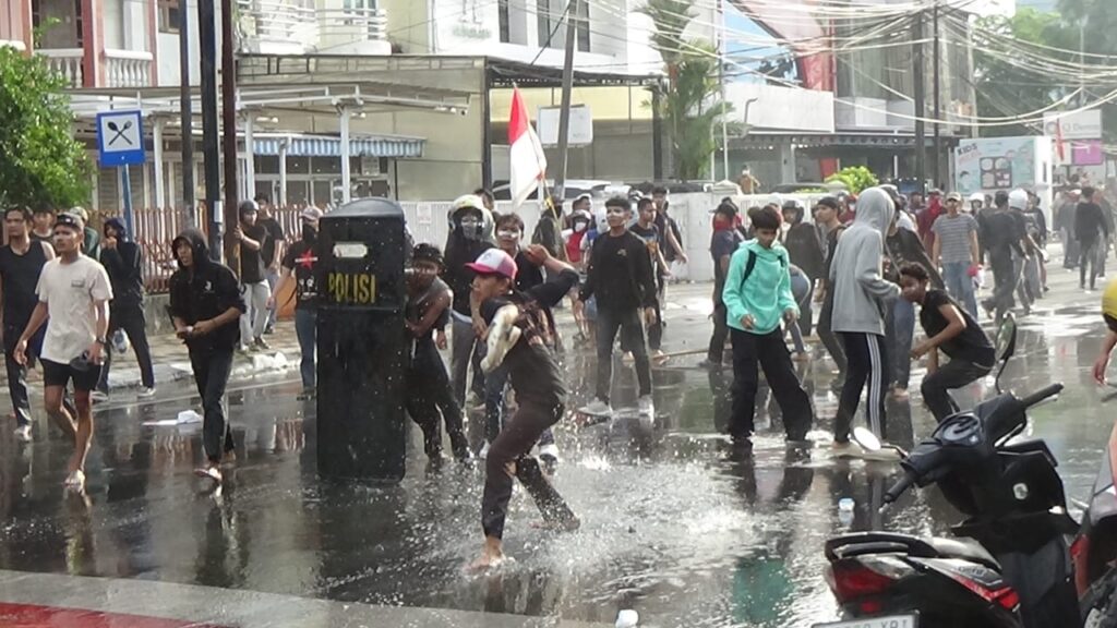 IMG-20250829-WA0242-1024x576 Aksi Demo di DPRD Sumut Memanas, Polisi Tembakkan Gas Air Mata Bubarkan Demo