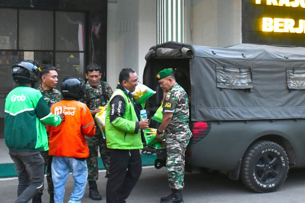Kodam I/BB Bagikan 500 Lebih Sak Beras kepada Ojol di Makodim 0201/Medan saat Unras di Medan