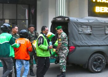Kodam I/BB Bagikan 500 Lebih Sak Beras kepada Ojol di Makodim 0201/Medan saat Unras di Medan