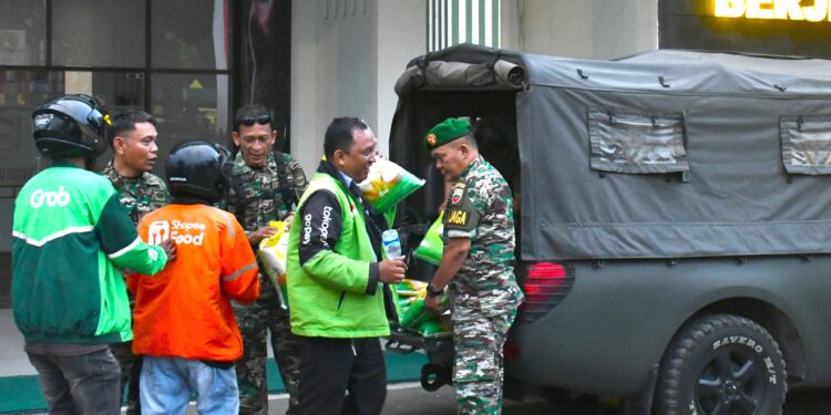 Kodam I/BB Bagikan 500 Lebih Sak Beras kepada Ojol di Makodim 0201/Medan saat Unras di Medan