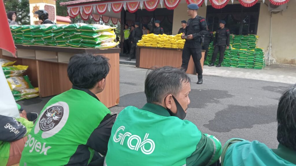 Brimob Bagikan Beras Buat Ojol di Sumut Satukan Hati, Tebar Kepedulian Dalam Satu Kedamaian