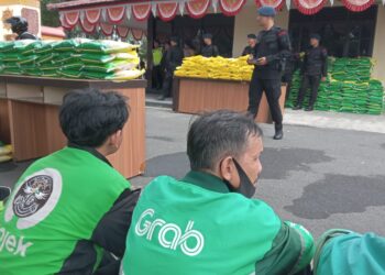 Brimob Bagikan Beras Buat Ojol di Sumut Satukan Hati, Tebar Kepedulian Dalam Satu Kedamaian