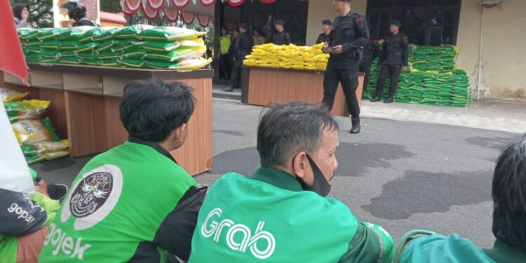 Brimob Bagikan Beras Buat Ojol di Sumut Satukan Hati, Tebar Kepedulian Dalam Satu Kedamaian