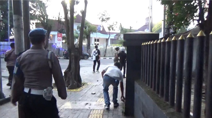 Screenshot_20250827_133915_Gallery Bubarkan Massa Anarkis, Kapolda Sumut Turun Tangan Lempar Batu dan Kejar Demonstran