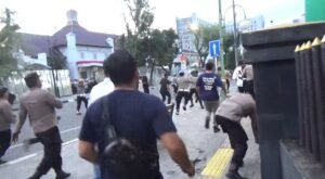 Bubarkan Massa Anarkis, Kapolda Sumut Turun Tangan Lempar Batu dan Kejar Demonstran