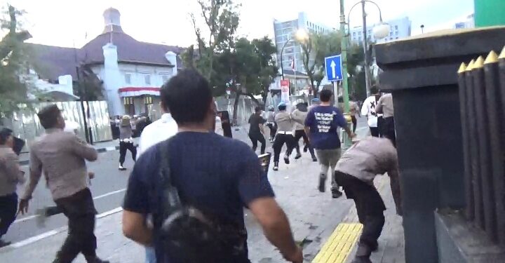 Bubarkan Massa Anarkis, Kapolda Sumut Turun Tangan Lempar Batu dan Kejar Demonstran