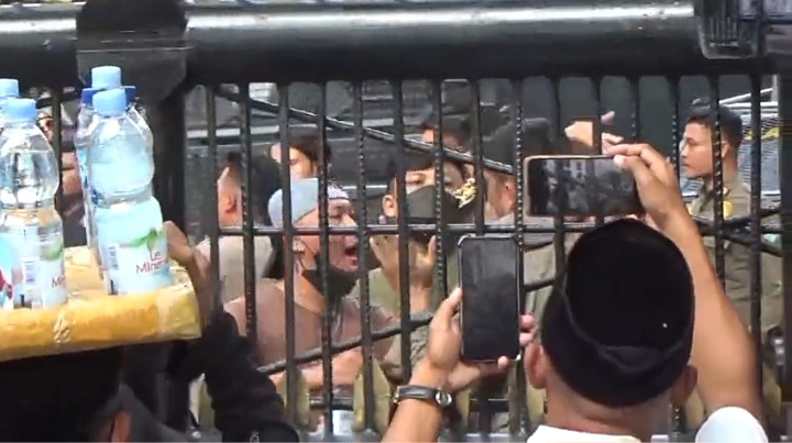 Screenshot_20250827_233840_Gallery Demo DPRD Sumut Hari Kedua Ricuh, Mahasiswa Bentrok dengan Aparat