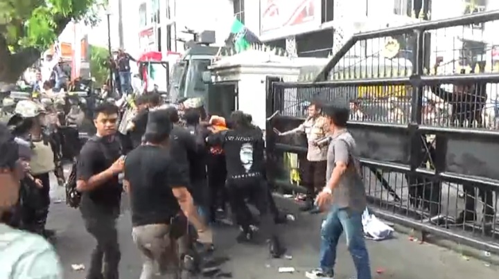 Screenshot_20250827_234124_Video-Player Demo DPRD Sumut Hari Kedua Ricuh, Mahasiswa Bentrok dengan Aparat