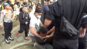 Demo DPRD Sumut Hari Kedua Ricuh, Mahasiswa Bentrok dengan Aparat