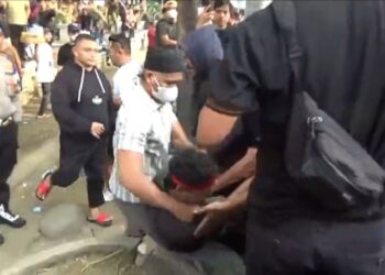 Demo DPRD Sumut Hari Kedua Ricuh, Mahasiswa Bentrok dengan Aparat