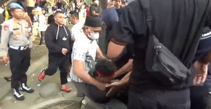 Demo DPRD Sumut Hari Kedua Ricuh, Mahasiswa Bentrok dengan Aparat