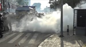Aksi Demo di DPRD Sumut Memanas, Polisi Tembakkan Gas Air Mata Bubarkan Demo