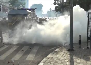 Aksi Demo di DPRD Sumut Memanas, Polisi Tembakkan Gas Air Mata Bubarkan Demo