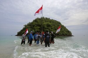 Komunitas Pemancing Merah Mata Fishing Kibarkan Bendera di Pulau Tuan Aceh Besar
