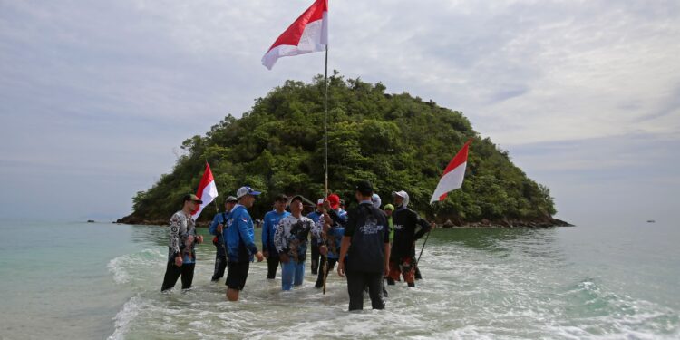 Komunitas Pemancing Merah Mata Fishing Kibarkan Bendera di Pulau Tuan Aceh Besar