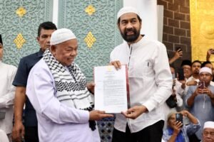 Gubernur Mualem Kukuhkan Abu Paya Pasi Sebagai Imam Besar Masjid Raya Baiturrahman