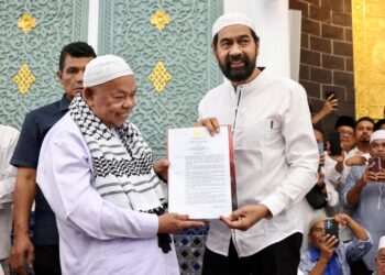 Gubernur Mualem Kukuhkan Abu Paya Pasi Sebagai Imam Besar Masjid Raya Baiturrahman