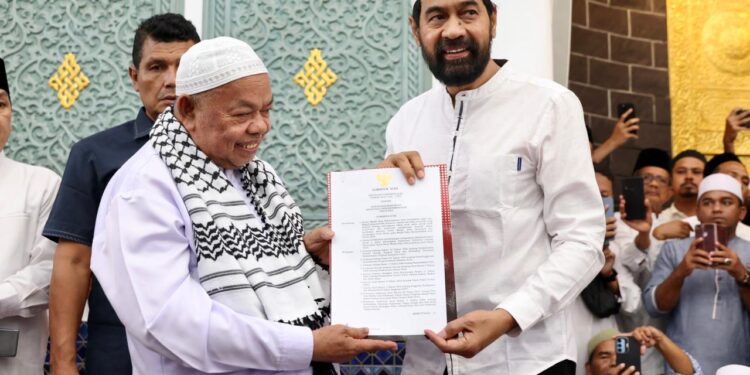 Gubernur Mualem Kukuhkan Abu Paya Pasi Sebagai Imam Besar Masjid Raya Baiturrahman