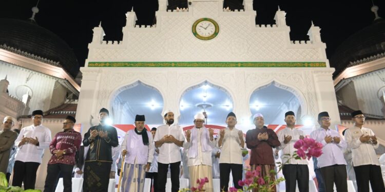 Gubernur dan Wagub Ikuti Zikir Peringatan 20 Tahun Damai Aceh di Masjid Raya Baiturrahman