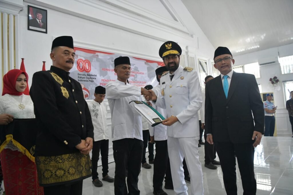 Peringati HUT RI ke-80, Gubernur Aceh Serahkan Remisi kepada Narapidana