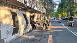 Ojol dan Warga Kompak Bersihkan Pos Polisi yang Dibakar Massa di Surabaya