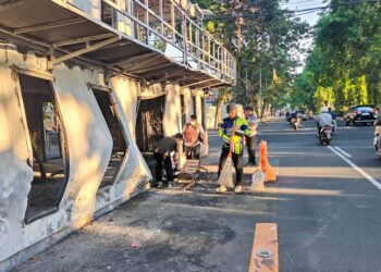 Ojol dan Warga Kompak Bersihkan Pos Polisi yang Dibakar Massa di Surabaya